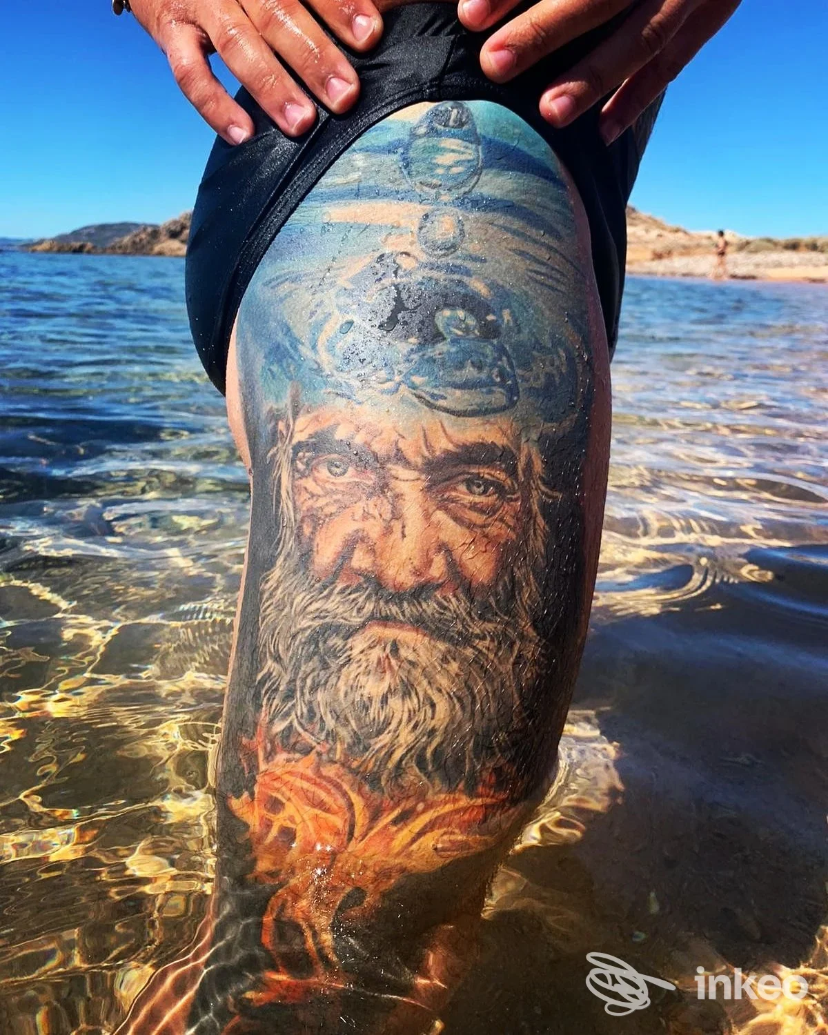 Tatuaggio realistico su coscia raffigurante il volto di un vecchio, foto fornita da Tatuaggi & Piercing Nero Fluido Tattoo, Osteria Nuova.