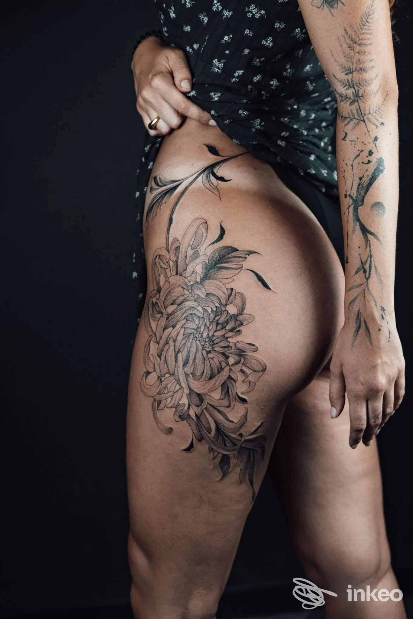 Tatuaggio floreale in bianco e nero su anca e parte alta della coscia, foto per Eden Lab Tattoo Collective, Chieri.