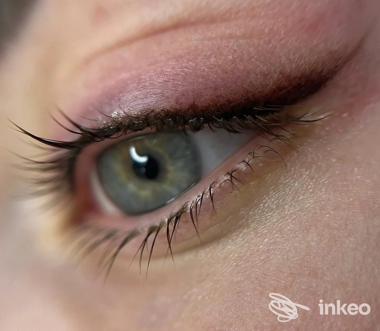 Primo piano di eye-liner permanente sulla palpebra superiore, immagine dallo studio Elisa Canella Permanent Make-up Studio a Biella.