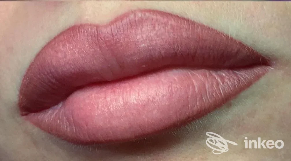 Primo piano di labbra con trucco semipermanente eseguito da Pam Speranza trucco semipermanente, Torino.