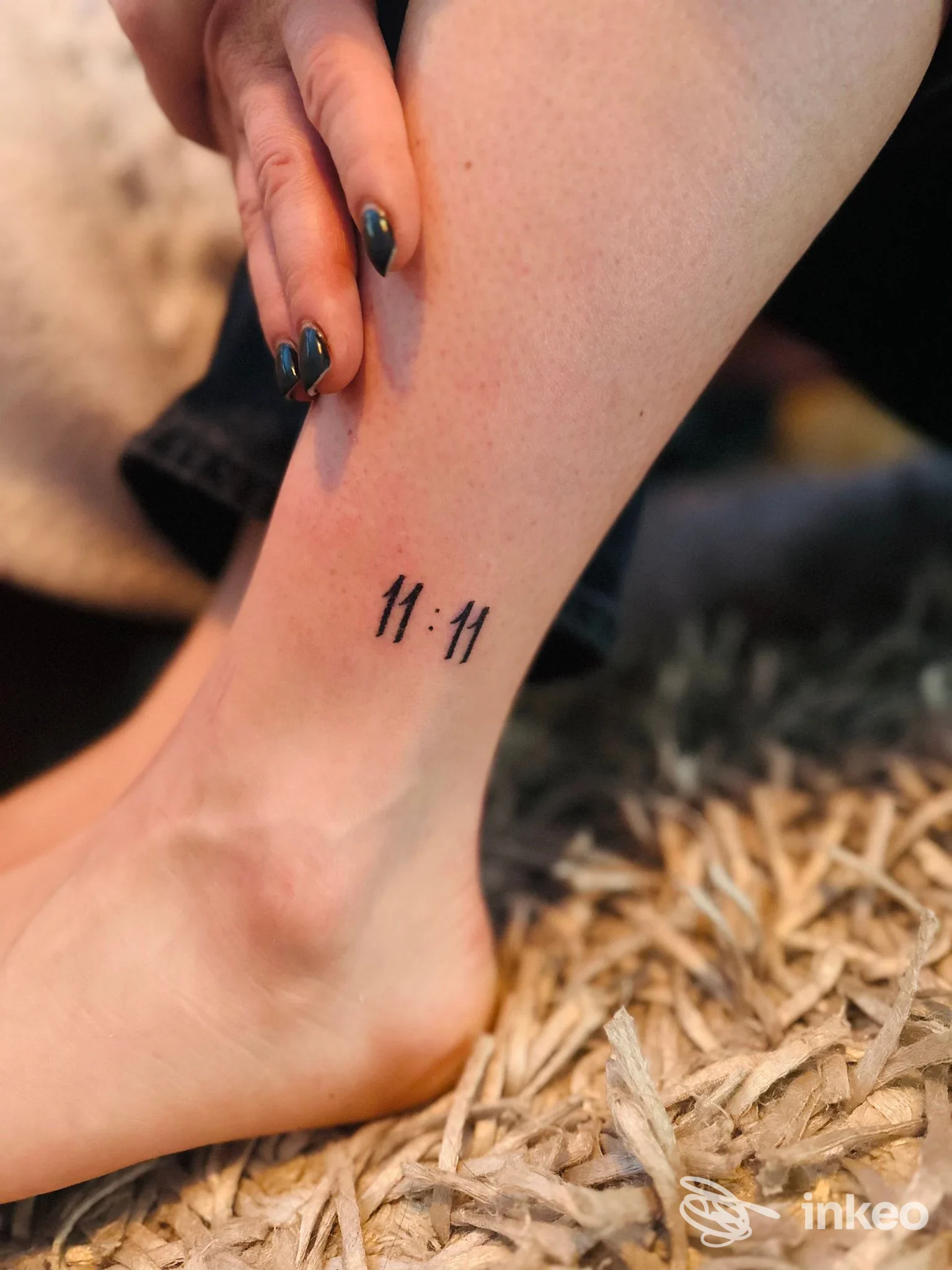 Piccolo tatuaggio 11:11 sulla caviglia, foto documentativa di Pier Arcudi - Tricopigmentazione - Tatuaggio Handpoke, Torino.