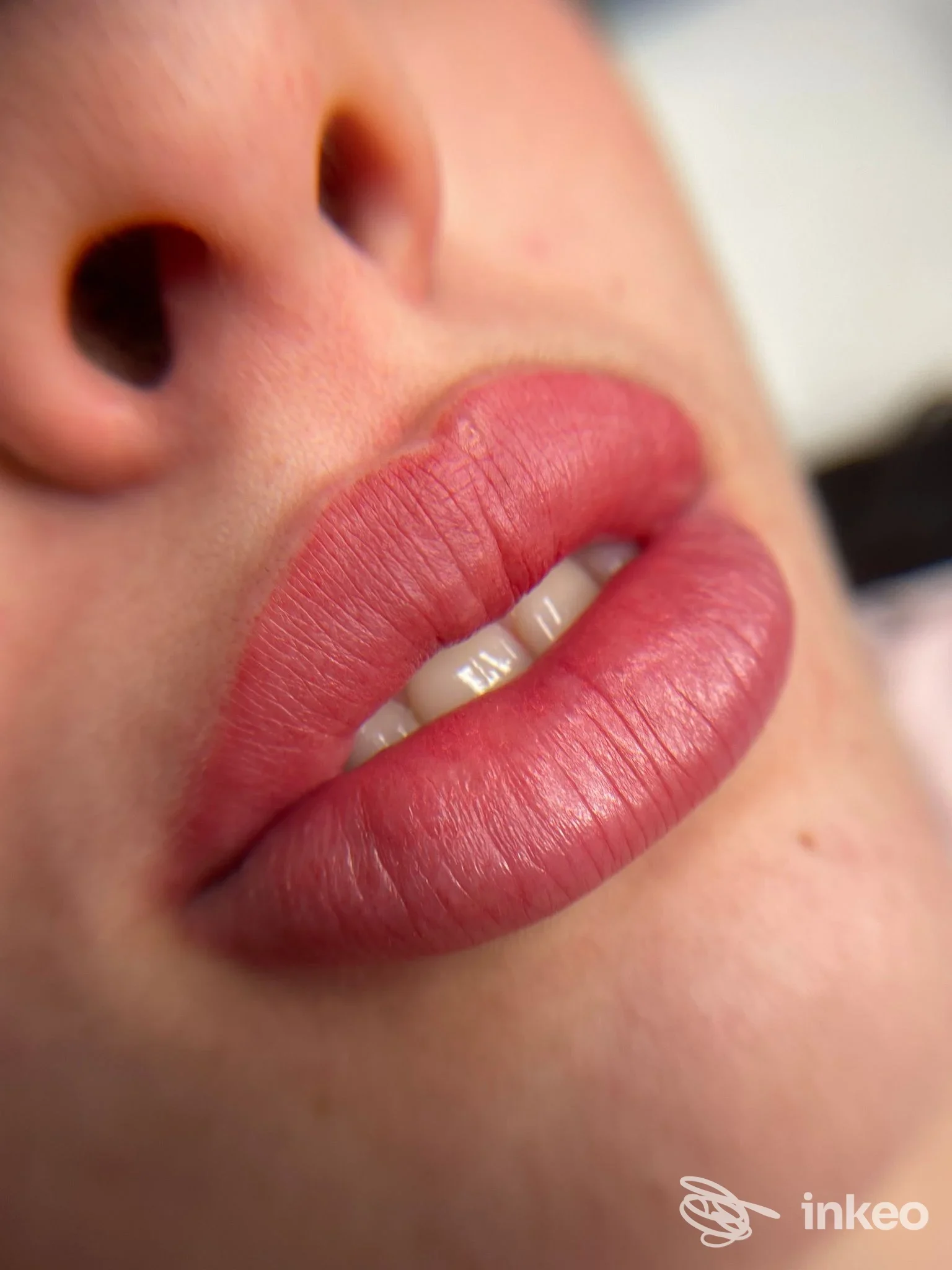 Primo piano di labbra con dermopigmentazione (lip blush), immagine dello studio Marianna Benedetti - Permanent makeup, Torino.