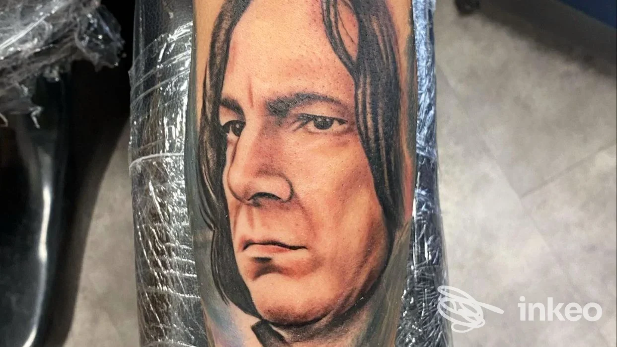 Ritratto realistico tatuato sull'avambraccio, dettagli in toni carne e nero; Maril.Ink Tattoo, Pinerolo.