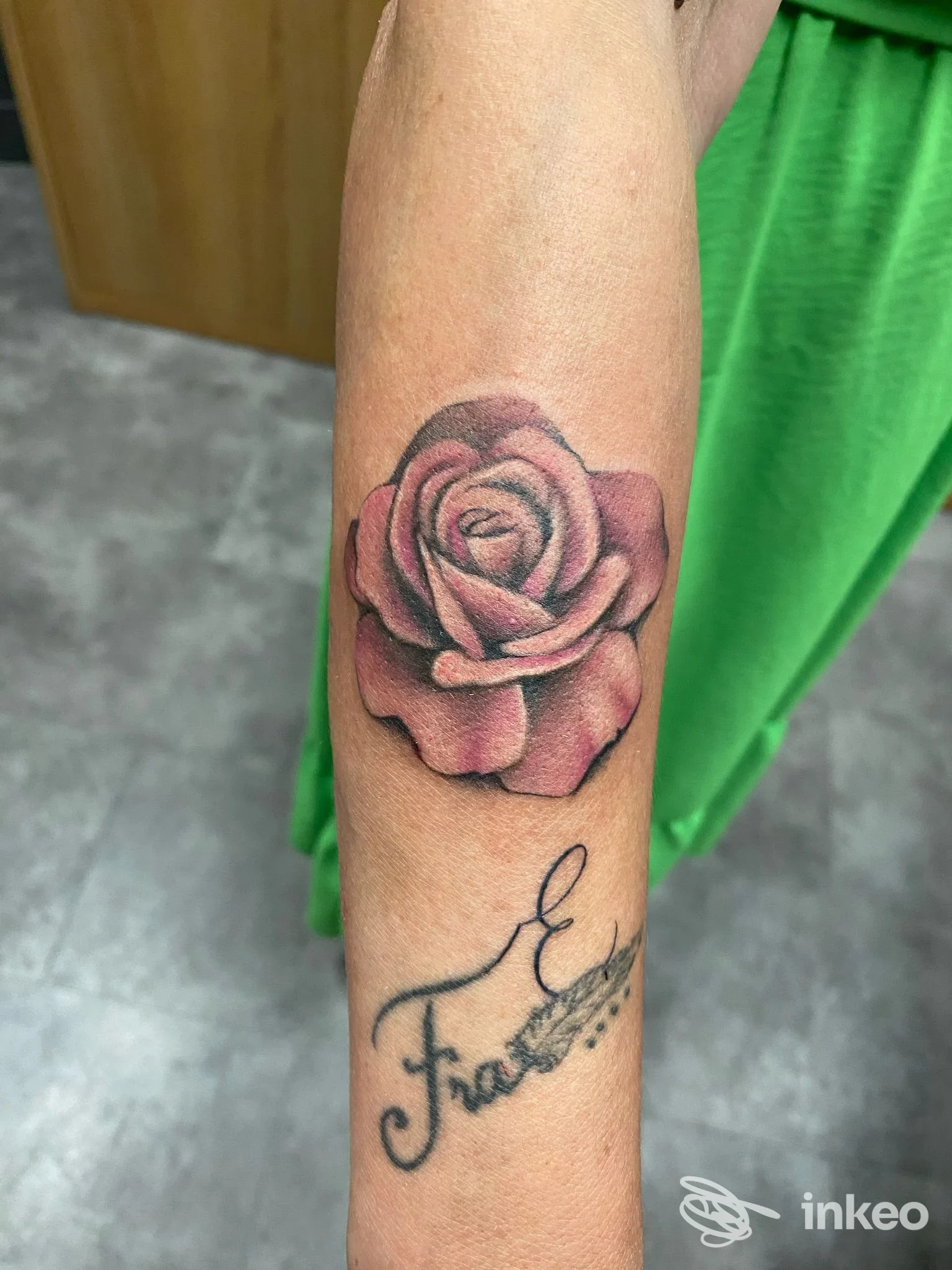 Tatuaggio rosa realistico sull'avambraccio, foto inviata da Maril.Ink Tattoo a Pinerolo.