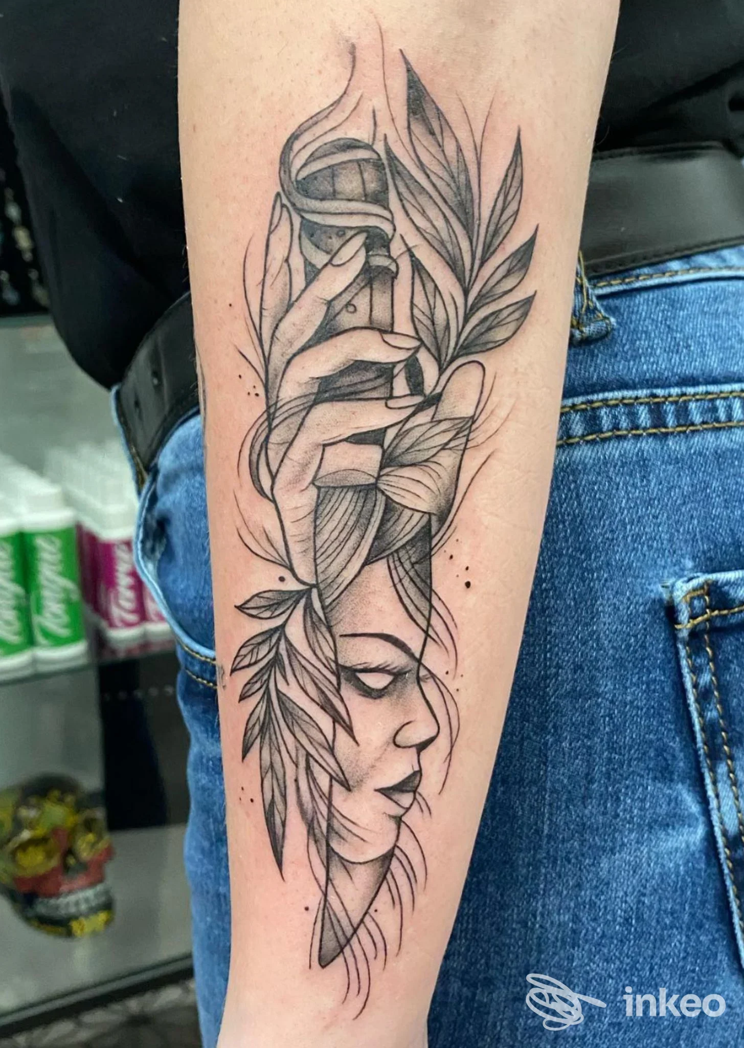 Tatuaggio su avambraccio con profilo femminile, mano e foglie — Maril.Ink Tattoo, Pinerolo.