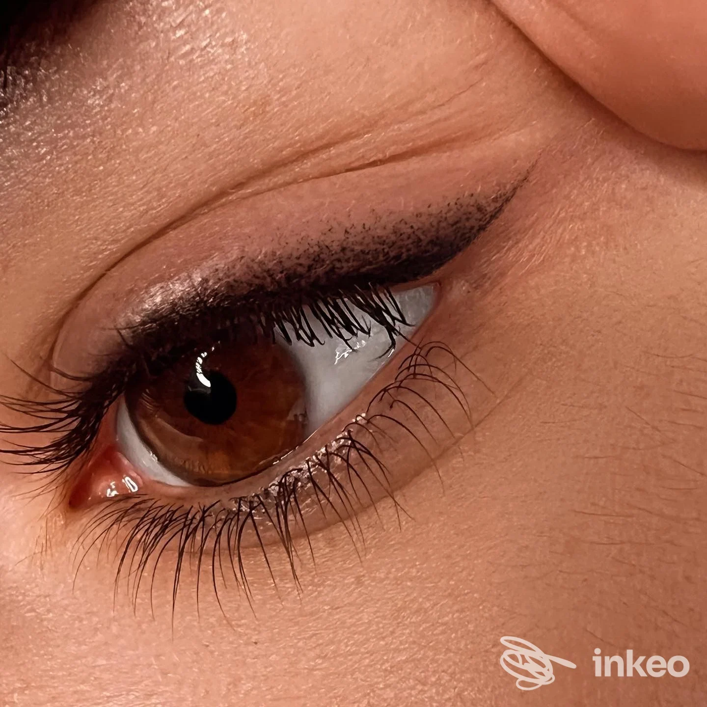 Primo piano di eyeliner permanente su palpebra superiore, foto fornita dallo studio OLGA FOREST a Torino.