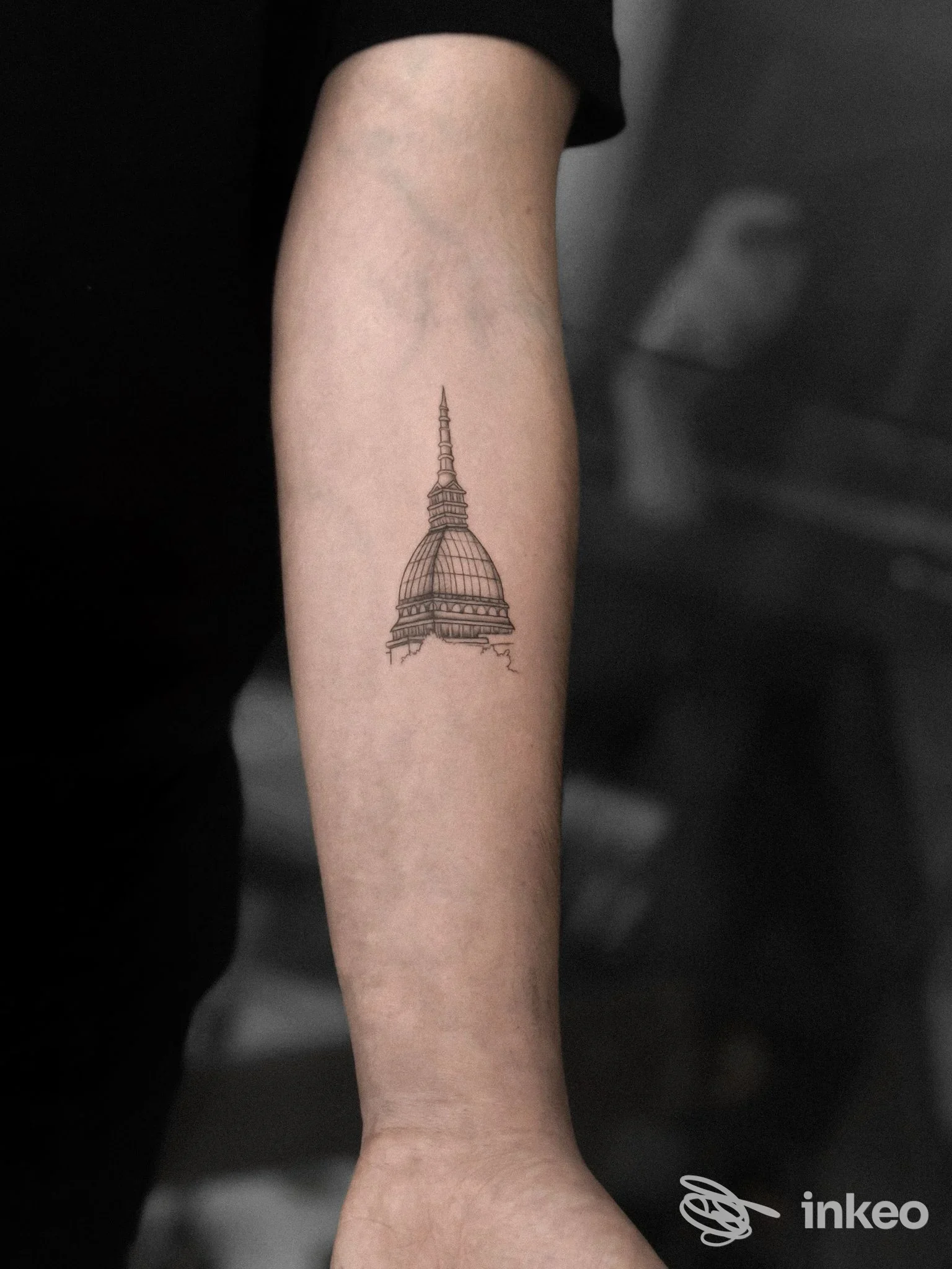 Tatuaggio linework della Mole Antonelliana sull'avambraccio, foto portfolio di Pigmento Dermo Studio, Torino.