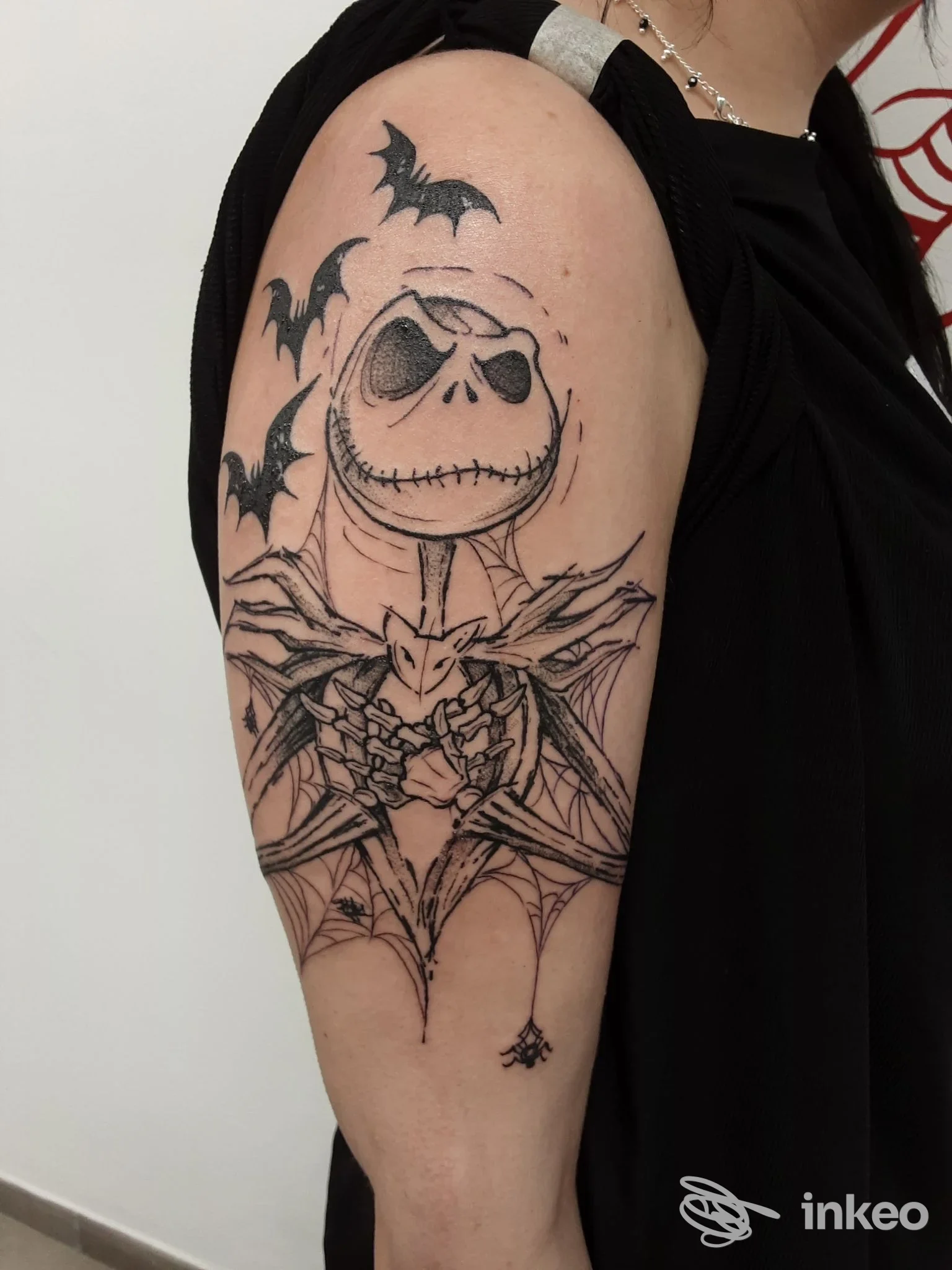 Grande tatuaggio in stile blackwork sul braccio superiore realizzato da The Bulldog Gentleman's Tattoo Club ad Alessandria.