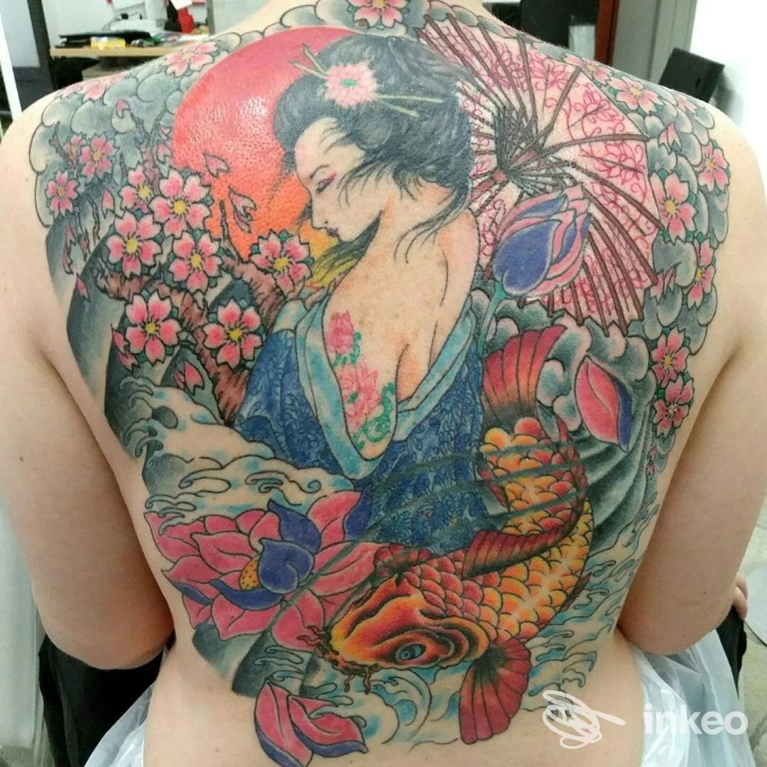 Ampia schiena tatuata con geisha, carpa koi e fiori, The Bulldog Gentleman's Tattoo Club ad Alessandria.