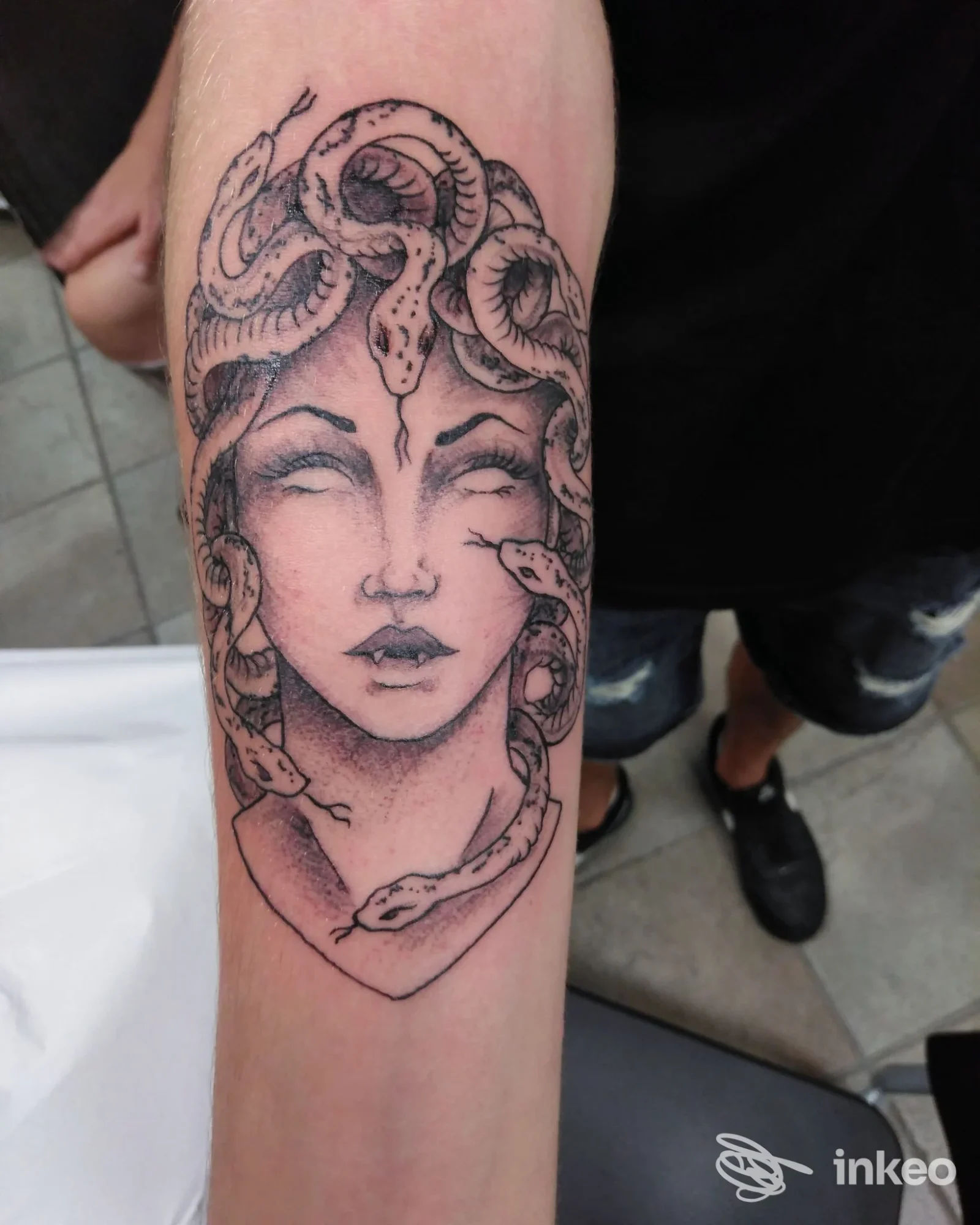 Tatuaggio Medusa in bianco e nero su avambraccio, scatto dallo studio The Bulldog Gentleman's Tattoo Club ad Alessandria.