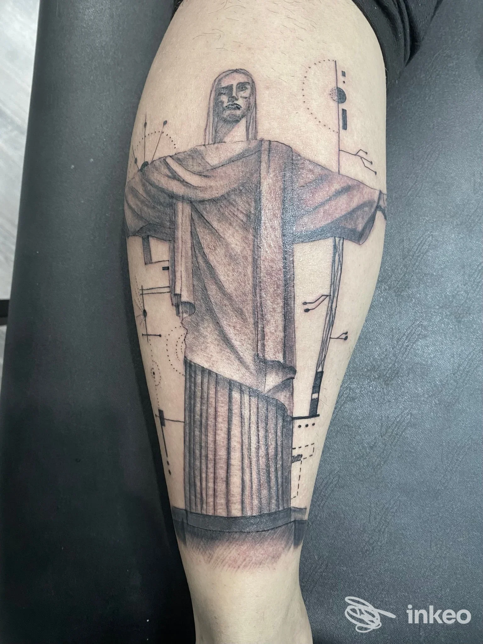Tatuaggio in bianco e nero del Cristo Redentore sull'avambraccio, Art Ka Tattoo, Pinerolo.