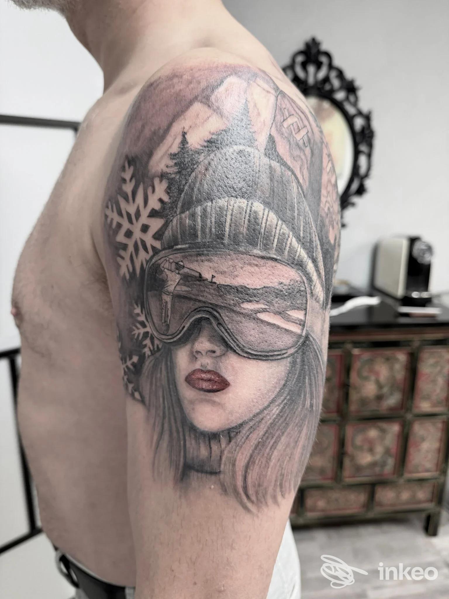 Tatuaggio realistico in bianco e nero sul deltoide con ritratto femminile e occhiali, Art Ka Tattoo, Pinerolo.