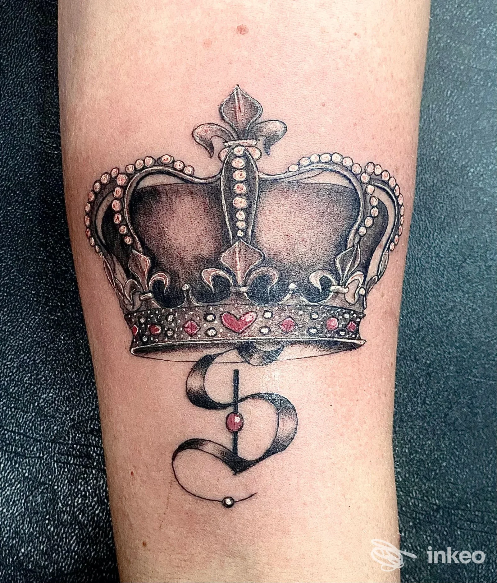 Corona tatuata sull'avambraccio, fotografia del lavoro eseguito da Art Ka Tattoo a Pinerolo.
