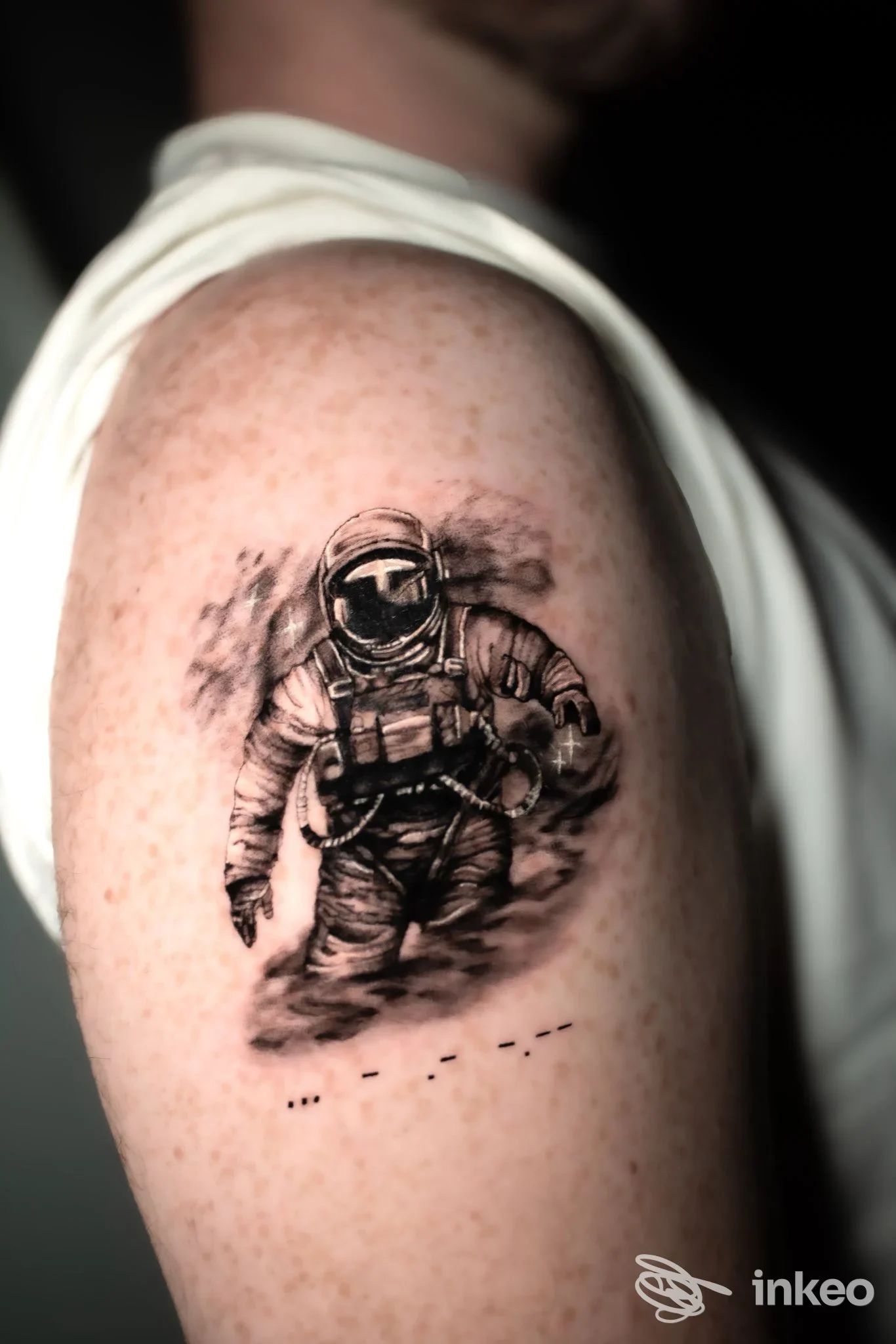 Tatuaggio di un astronauta in bianco e nero sul braccio, Artemisia Luxury Body Piercing & Tattoo, Torino.