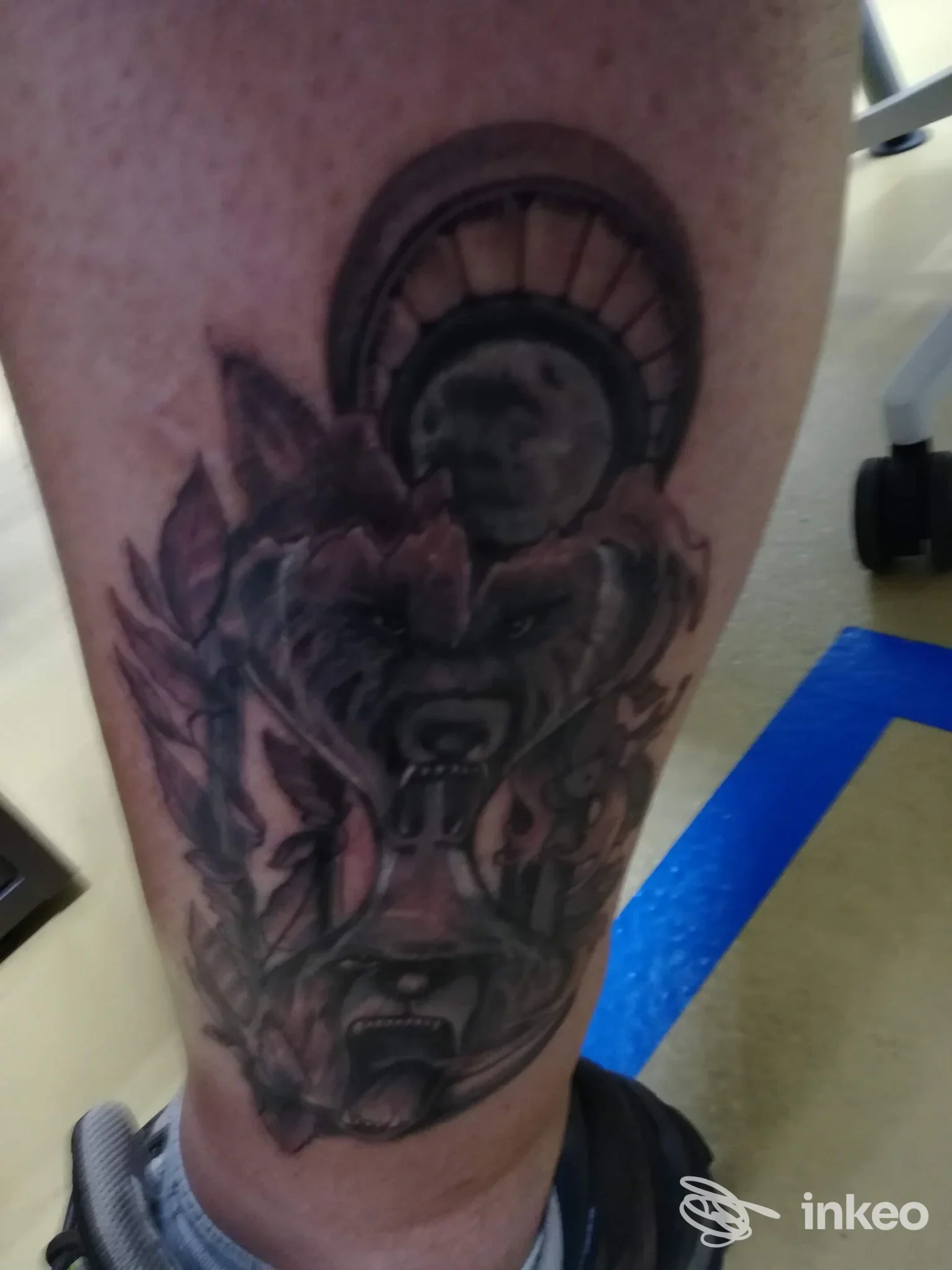 Tattoo su polpaccio raffigurante disegno complesso in tonalità scure; la pelle mostra dettagli e sfumature tipiche del lavoro corporeo. foto scattata in studio Blood'n Soul Tattoo a Rozzano.