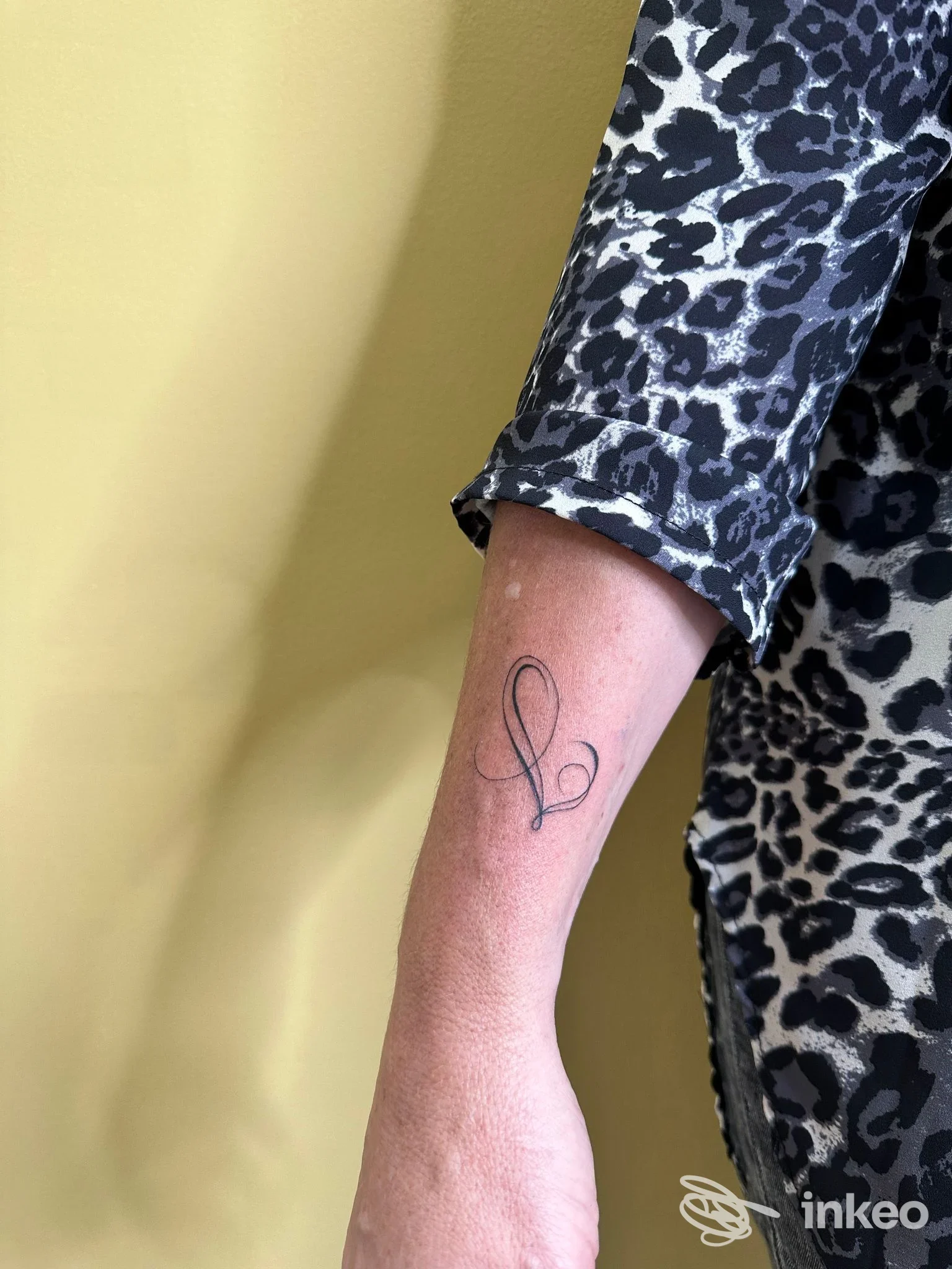 Avambraccio con piccolo tatuaggio a forma di cuore, foto per Taryn Chiereghin Tattoo & Pmu a Sant'Antonino di Susa.