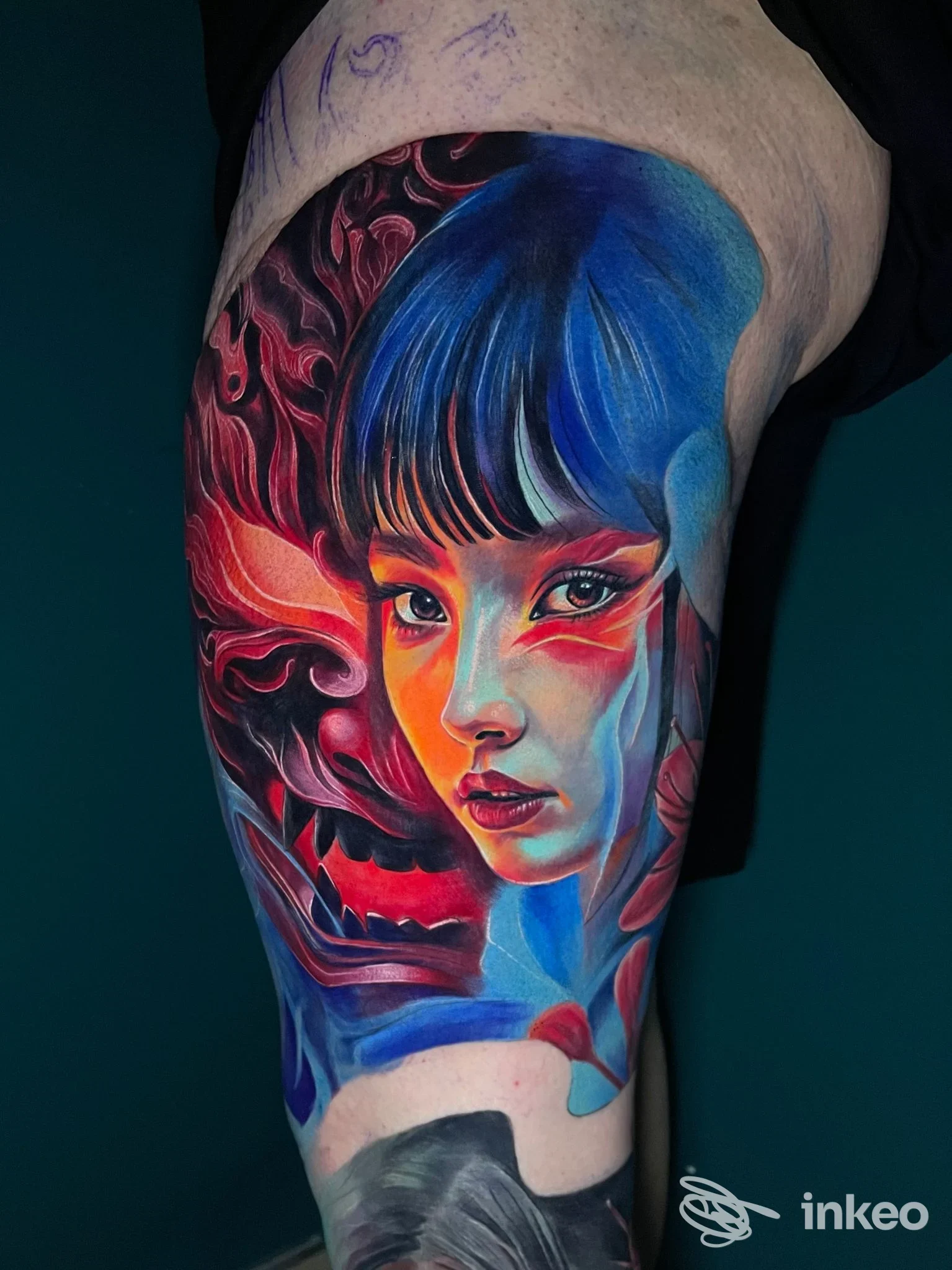 Tatuaggio a colori su coscia con ritratto femminile stilizzato e motivi demoniaci, immagine fornita da The Pixies Tattoo, Torino.