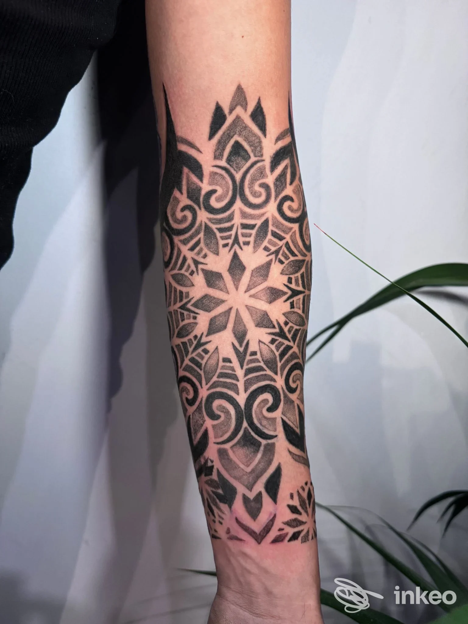 Tatuaggio ornamentale nero sull'avambraccio, foto inviata dallo studio The Pixies Tattoo, Torino.