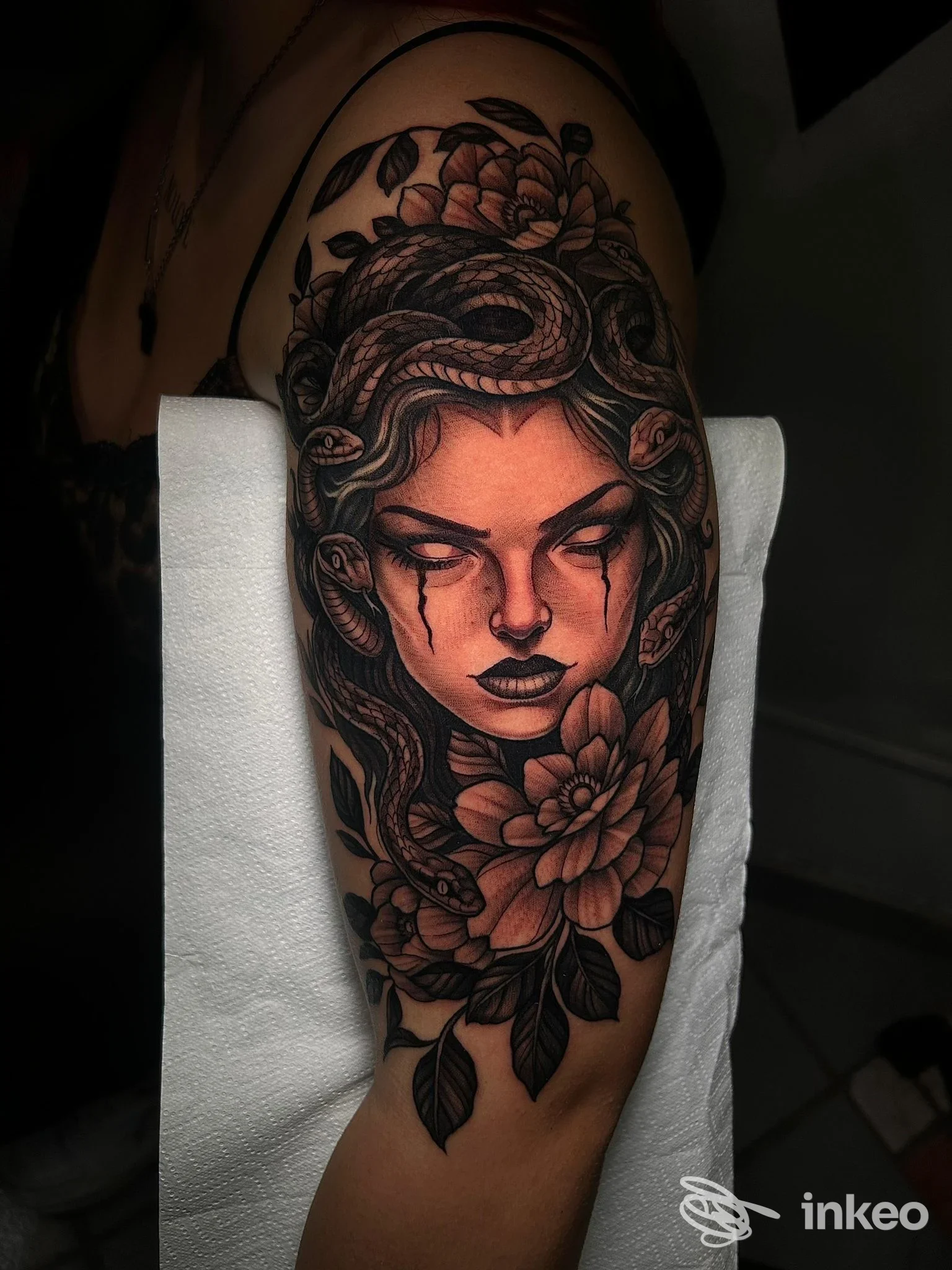 Grande tatuaggio Medusa con serpenti e fiori sul braccio superiore, dettaglio nero e marrone, foto di The Pixies Tattoo, Torino.