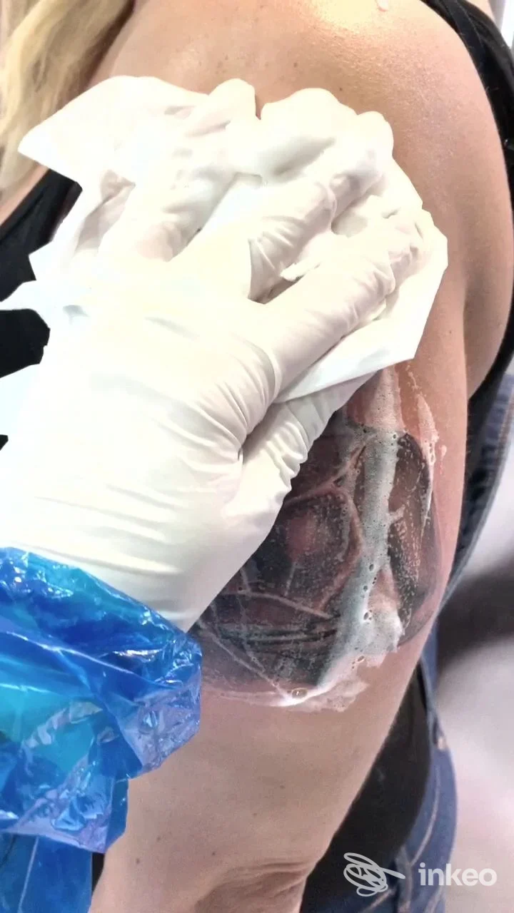 Tatuaggio in fase di pulizia sul braccio superiore presso Venere Ink Tattoo, Torino.