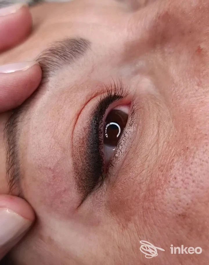 Primo piano di trucco permanente eyeliner sulla palpebra superiore, scatto realizzato dallo studio Vera trucco permanente e laminazione ciglia, Torino.