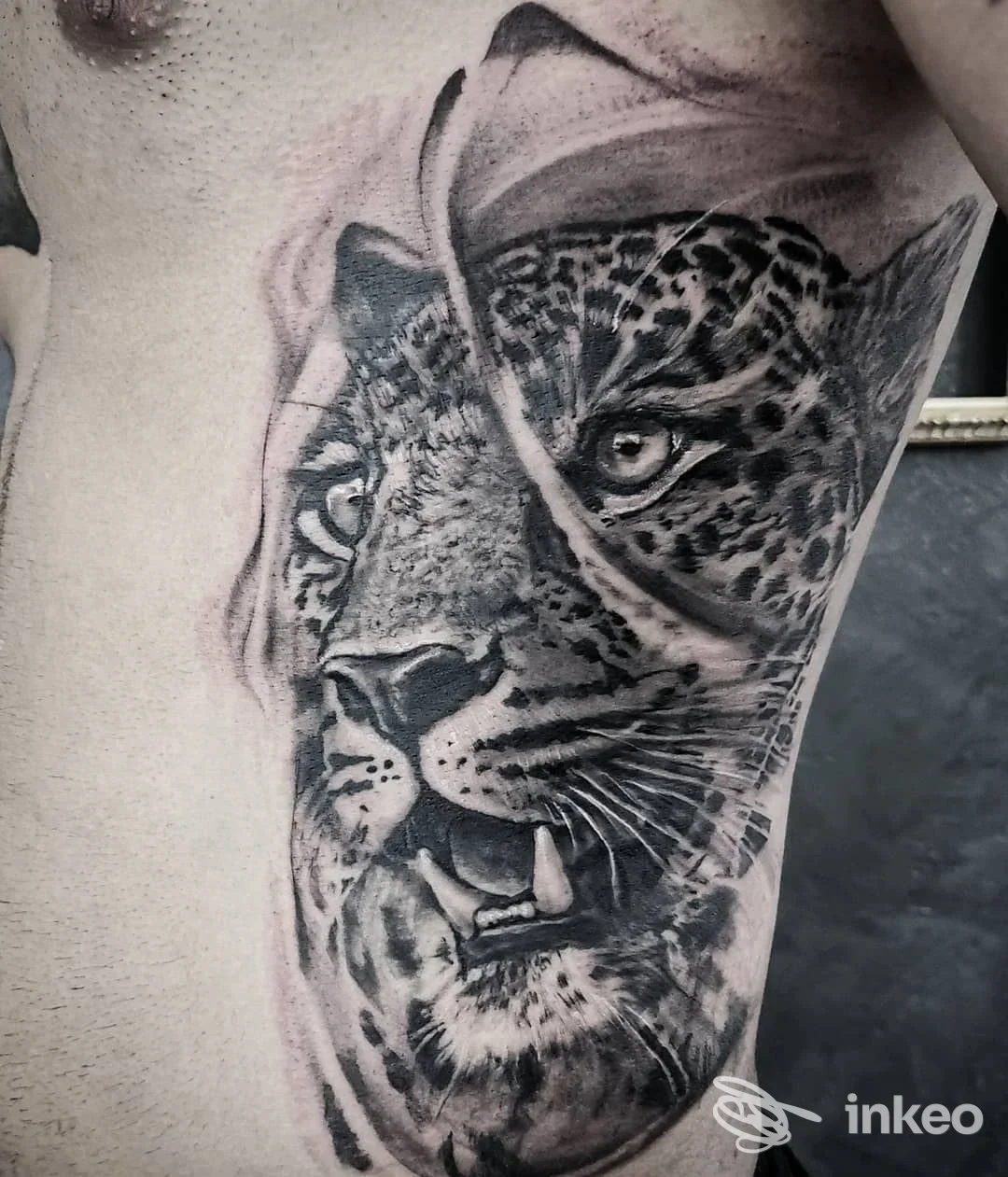 Grande tatuaggio realistic del volto di un leopardo sul fianco, opera di Andrea Colaci Bamm tattoo artist a Castrignano del Capo.