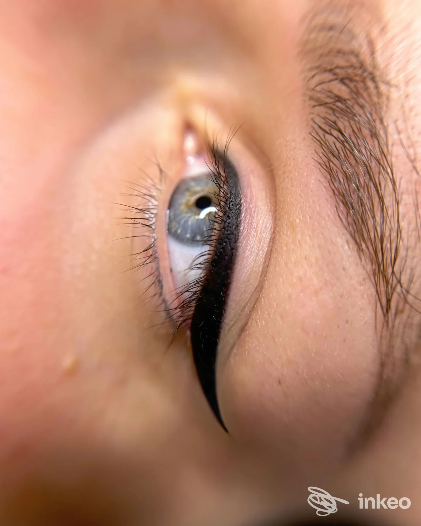 Primo piano di palpebra con eyeliner micropigmentazione realizzata da Caterina Moramarco Dermopigmentista e tricopigmentista, Altamura.