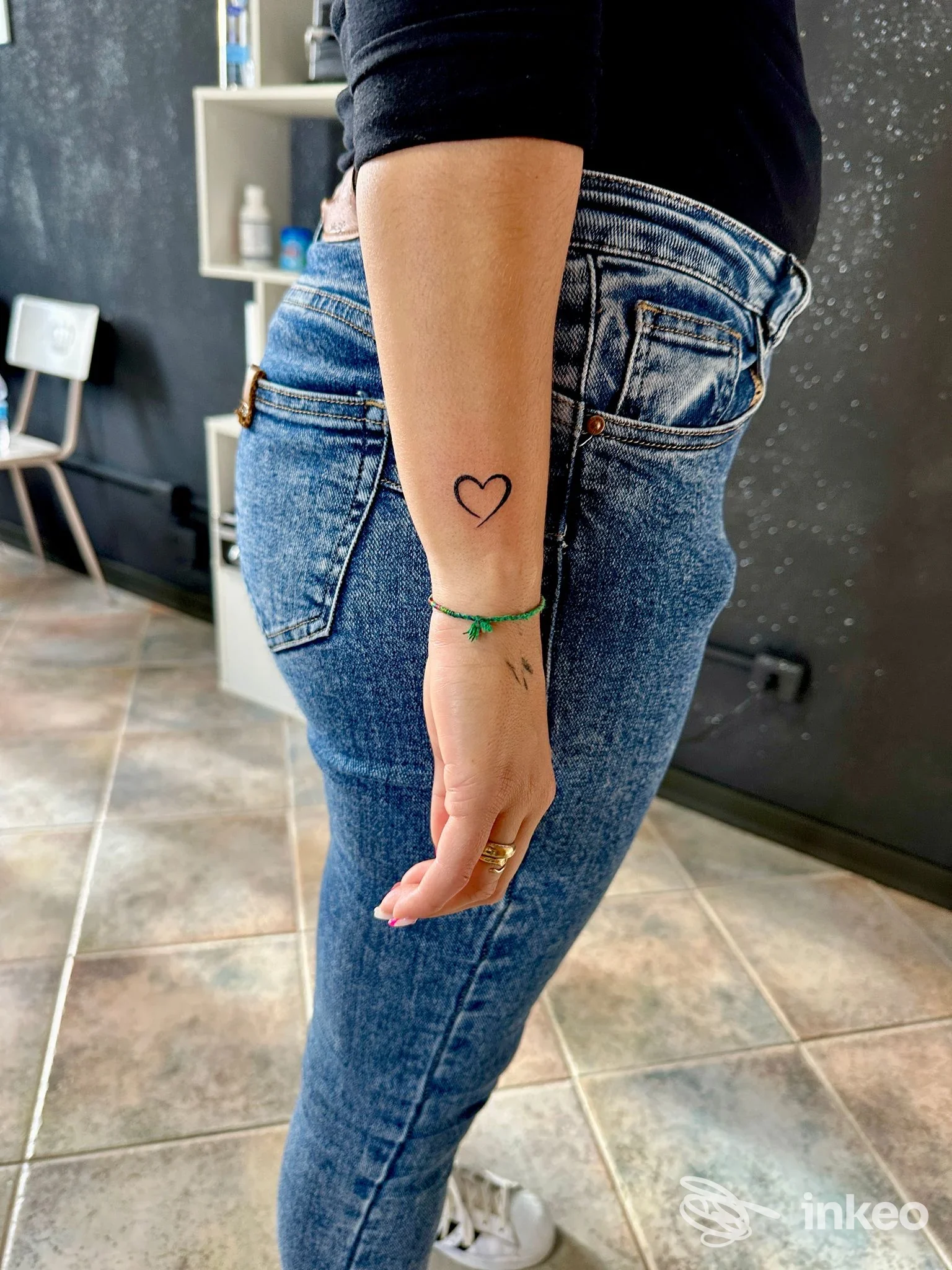 Piccolo tatuaggio a cuore nero sull'avambraccio interno, foto presentata per SharonSka - tattoo • pmu • piercing, Sarule.