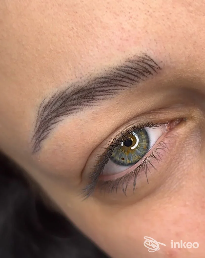 Primo piano di sopracciglio microblading eseguito presso Studio PIERCING e TRUCCO PERMANENTE di Eleonora Toro, Decimomannu.