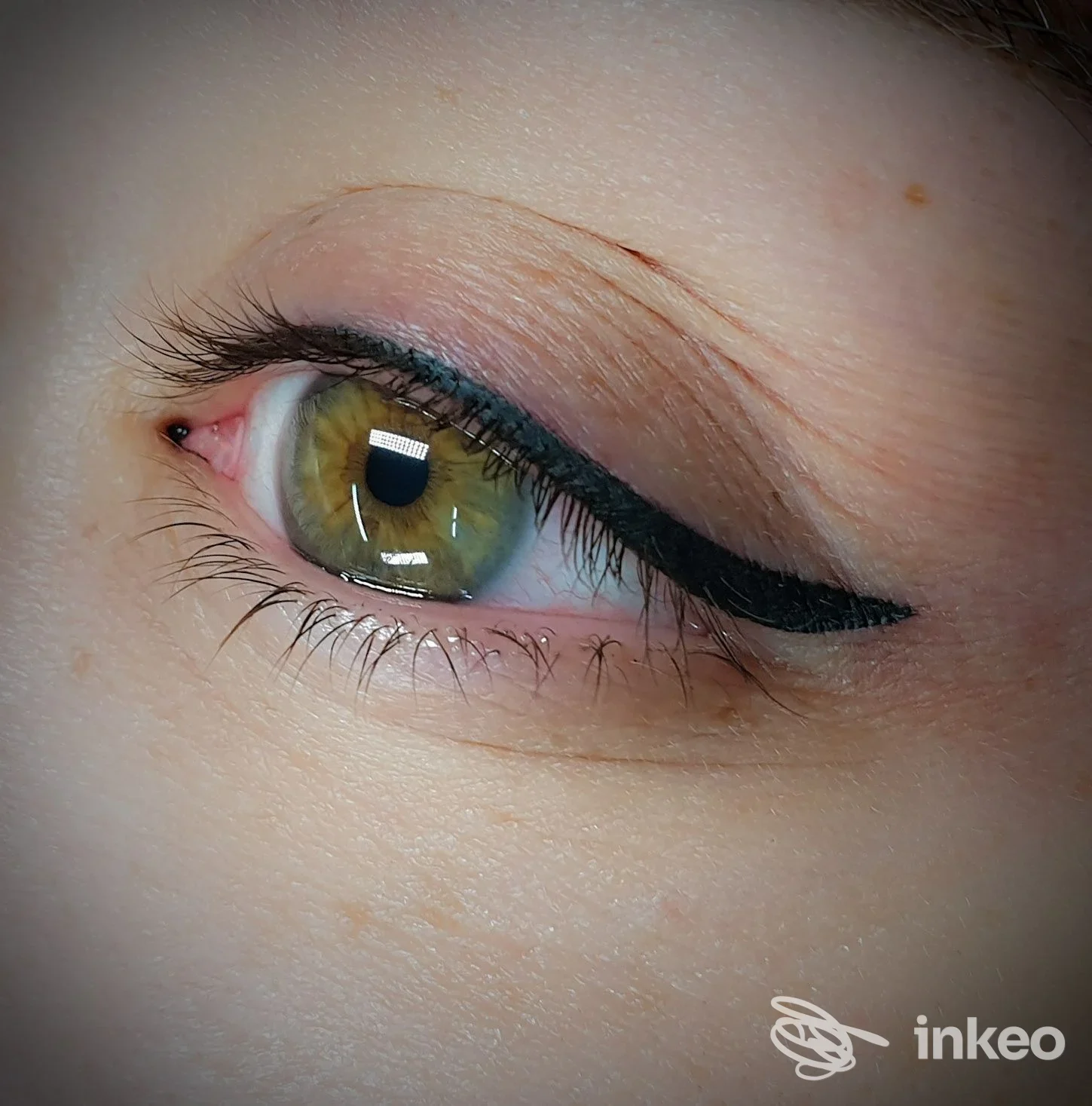 Primo piano di eyeliner permanente eseguito sulla palpebra, foto inviata dallo Studio PIERCING e TRUCCO PERMANENTE di Eleonora Toro (Decimomannu).