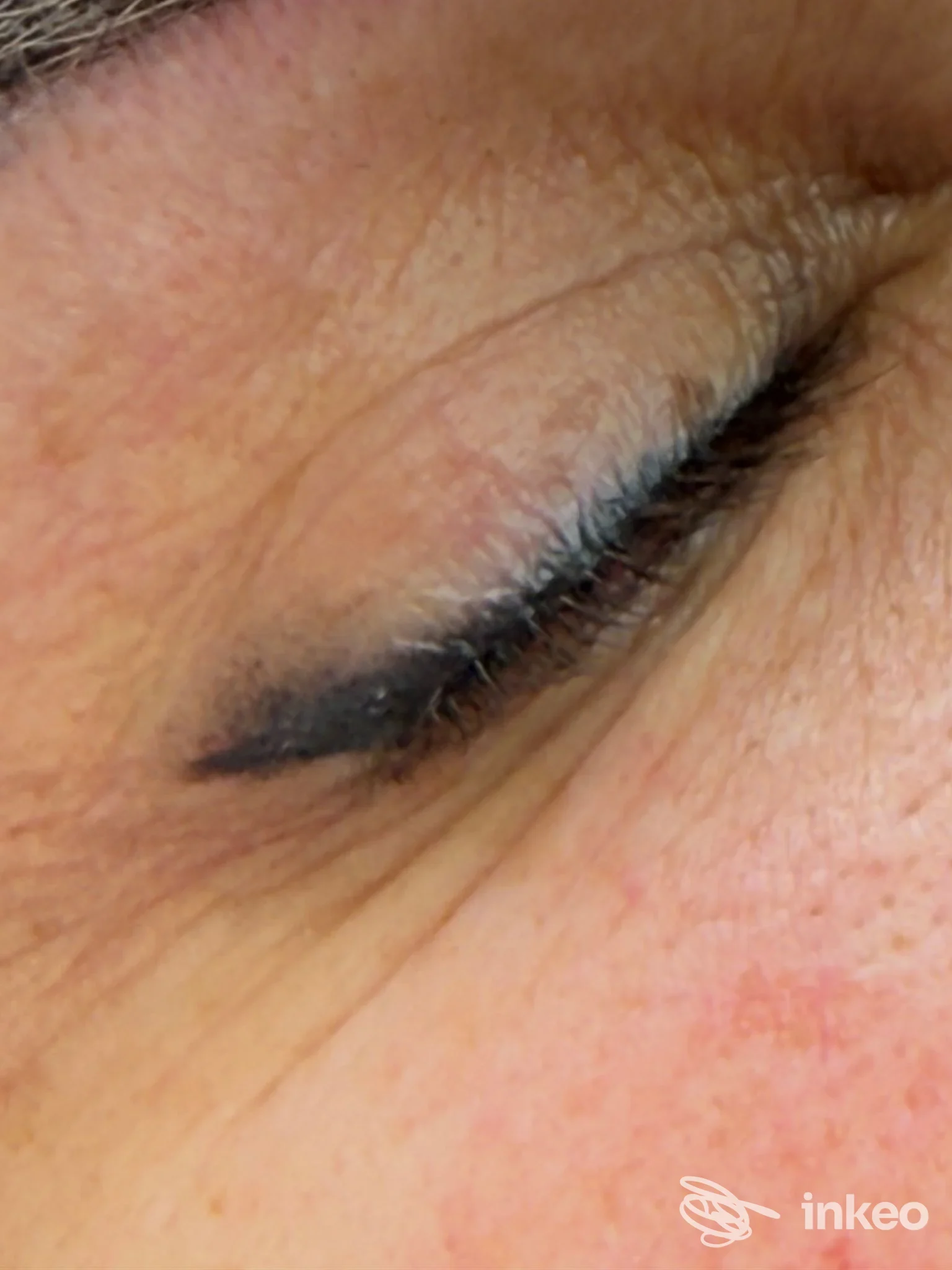 Primo piano di una palpebra con trucco permanente svolto da Trucco Permanente LipsHub di Viktoria Schembri a Sassari.