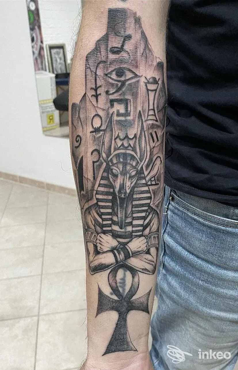 Tatuaggio black and grey a tema egizio sull'avambraccio, lavoro caricato da ThemysticarTattoo a Muravera.