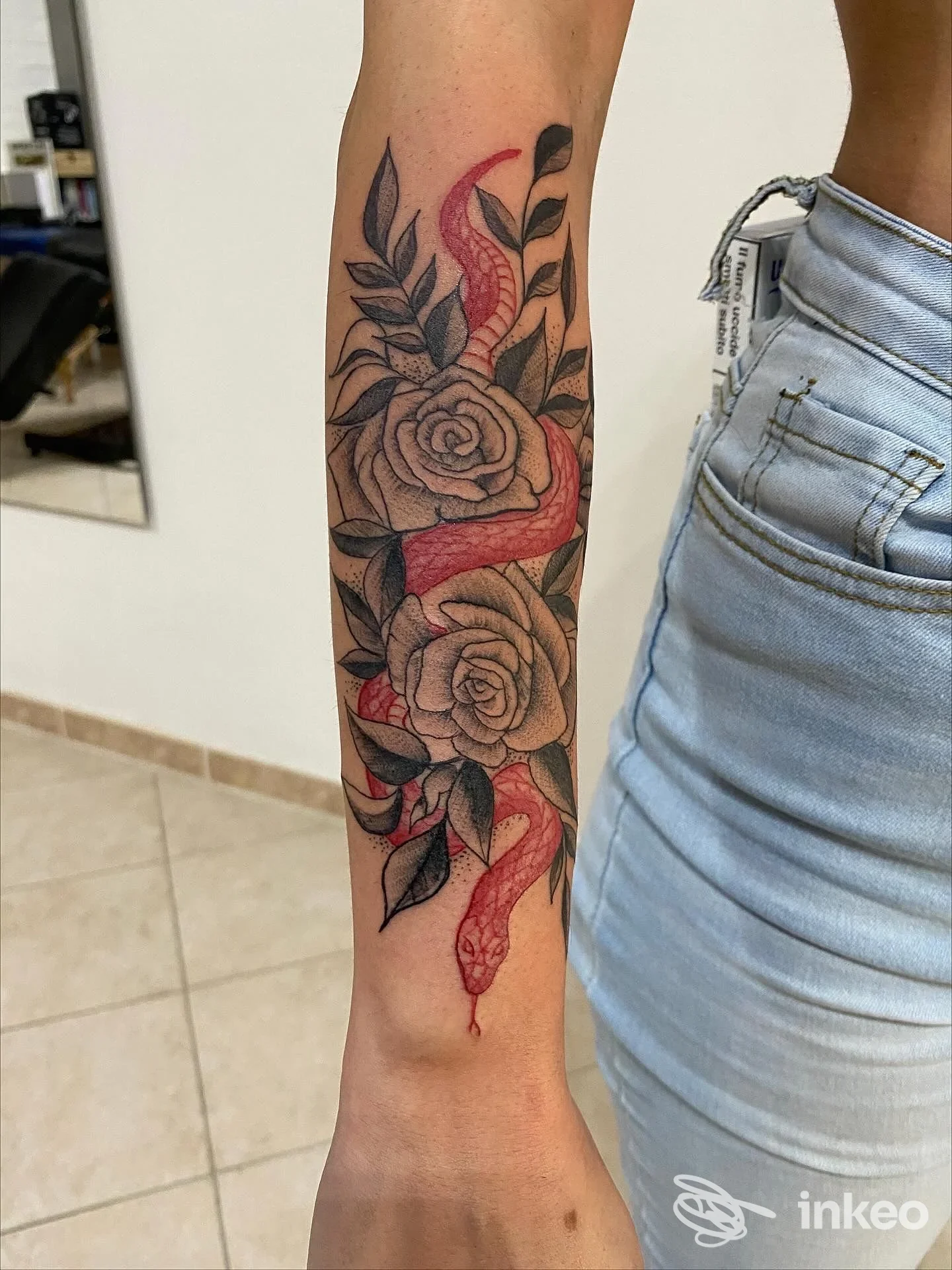 Tatuaggio su avambraccio con due rose e un serpente, ThemysticarTattoo, Muravera.