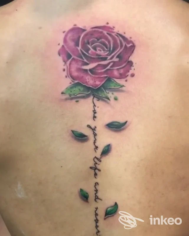 Tatuaggio rosa stilizzata sul dorso superiore, realizzato dallo studio INK TATTOOs a Capo d'Orlando.