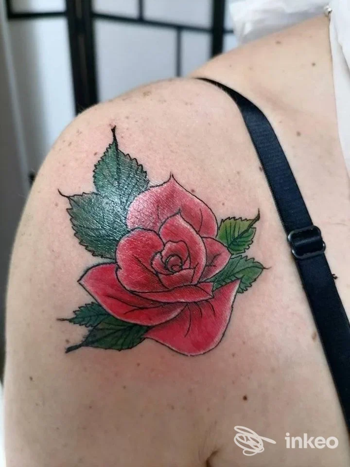 Tatuaggio a colori di una rosa sulla spalla, scatto dallo studio J Tattoo Jelena Guseva, Catania.