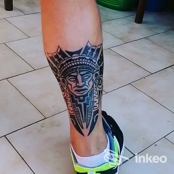 Tatuaggio nero a figura stilizzata sul polpaccio, foto per J Tattoo Jelena Guseva a Catania.