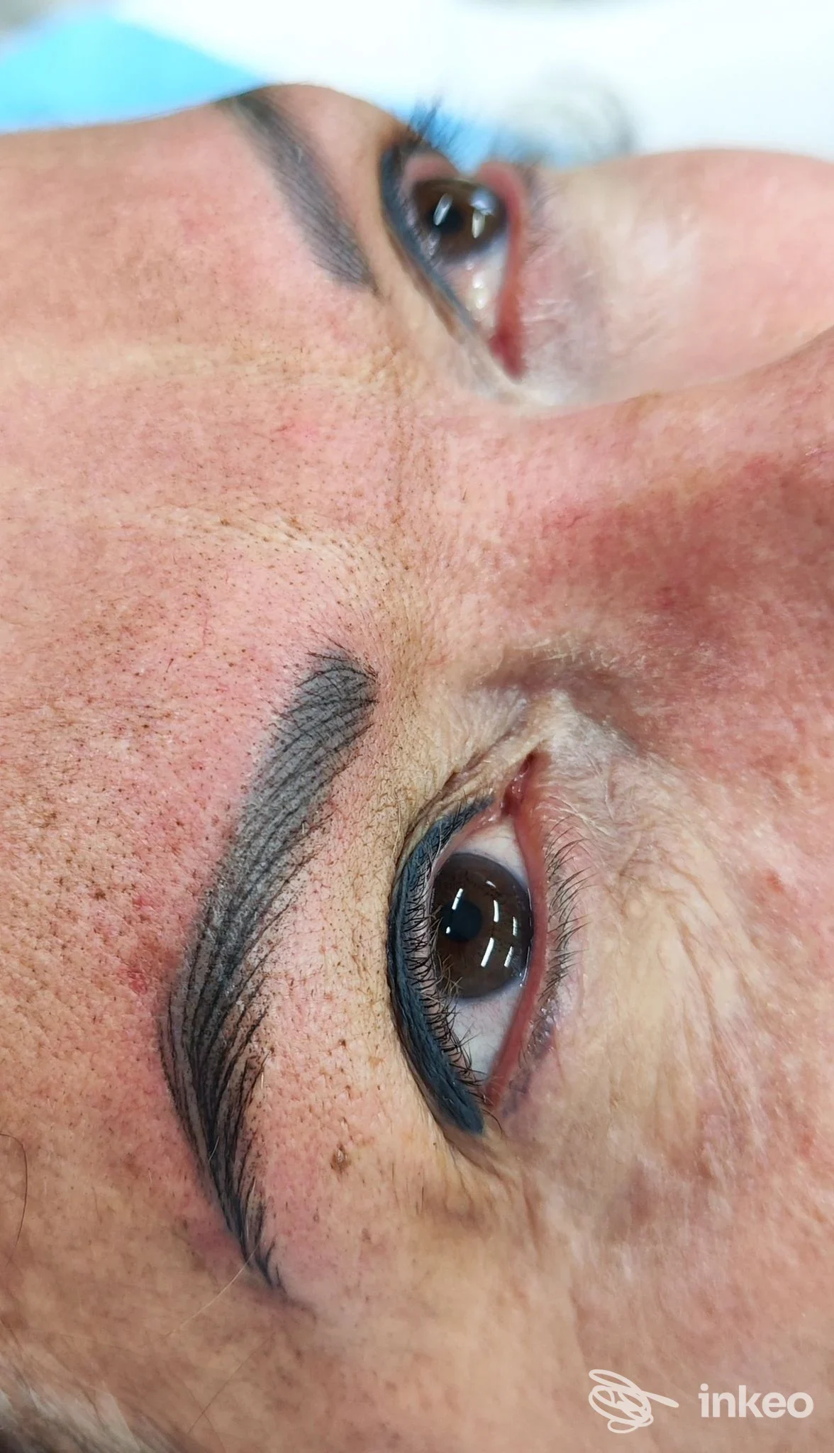 Primo piano di sopracciglia e eyeliner dermopigmentati da Marta Cipriano Trucco permanente, Marsala.