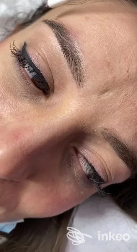 Sopracciglia e eye-liner eseguiti con micropigmentazione, dettaglio sul volto presso Permanent make-up Center Anghelina Yakovleva, Modica.