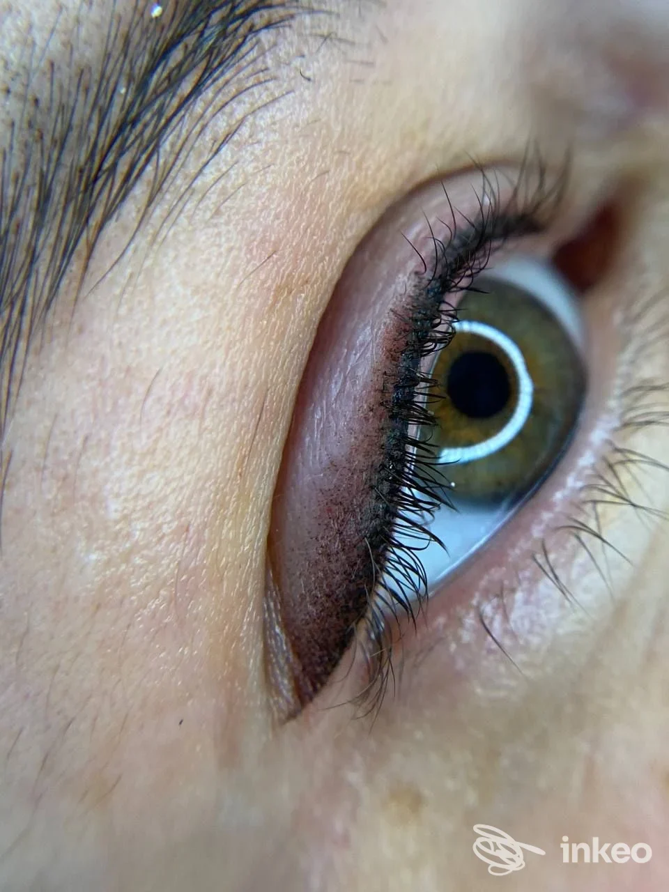 Primo piano di eyeliner permanente sulla palpebra eseguito al Permanent make-up Center Anghelina Yakovleva, Modica.