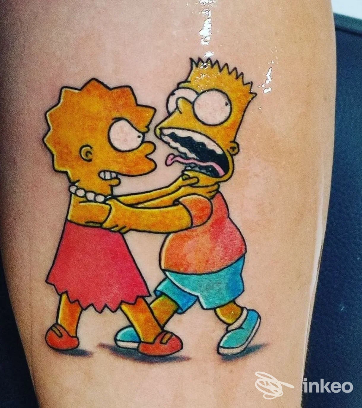Tatuaggio a colori su avambraccio raffigurante Lisa e Bart Simpson, Tattoo Skull studio, Catania.
