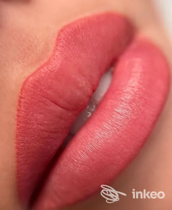 Primo piano di labbra con dermopigmentazione rosa/corallo eseguita da joanna taraszkiewicz trucco permanente, Augusta.