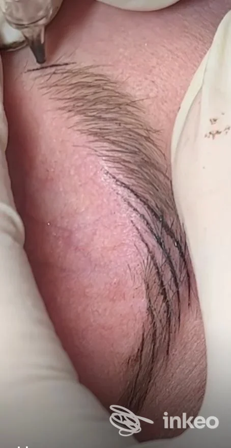 Primo piano di sopracciglio durante trucco permanente eseguito da joanna taraszkiewicz a Augusta.