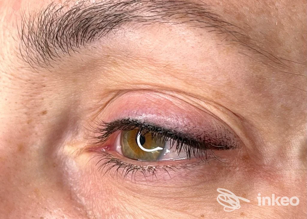 Primo piano di trucco permanente eyeliner su palpebra superiore, foto dello studio Lucia Palagi Permanent Makeup a Firenze.