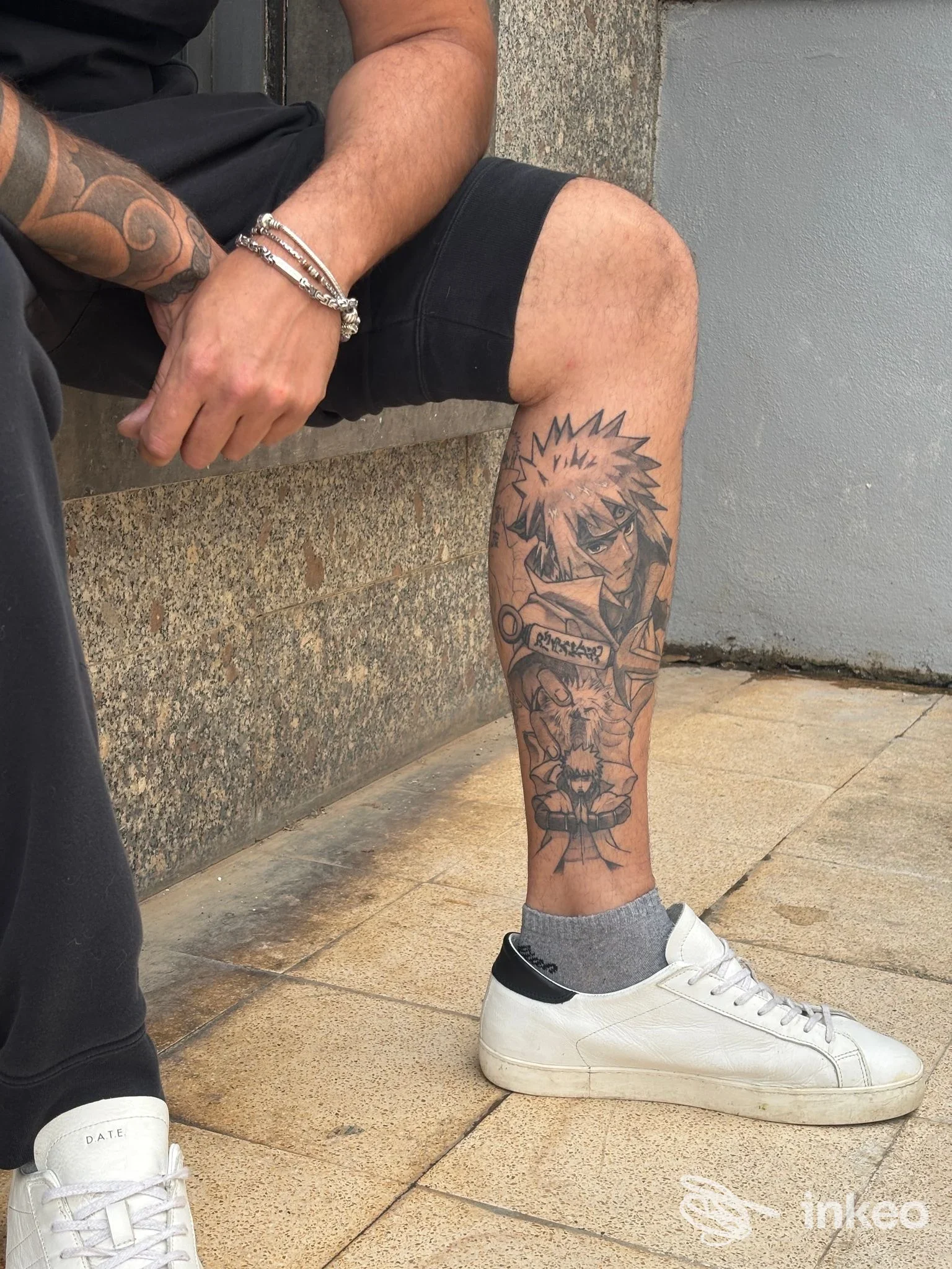 Tatuaggio in bianco e nero in stile anime sul polpaccio, fotografia del lavoro realizzato da Space tattoo studio a Cecina.
