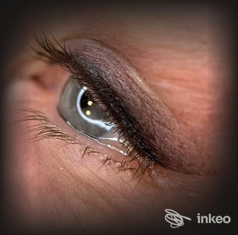Primo piano di dermopigmentazione eyeliner sulla palpebra, foto fornita dallo studio Tanya Gugliersi Trucco permanente, Prato.