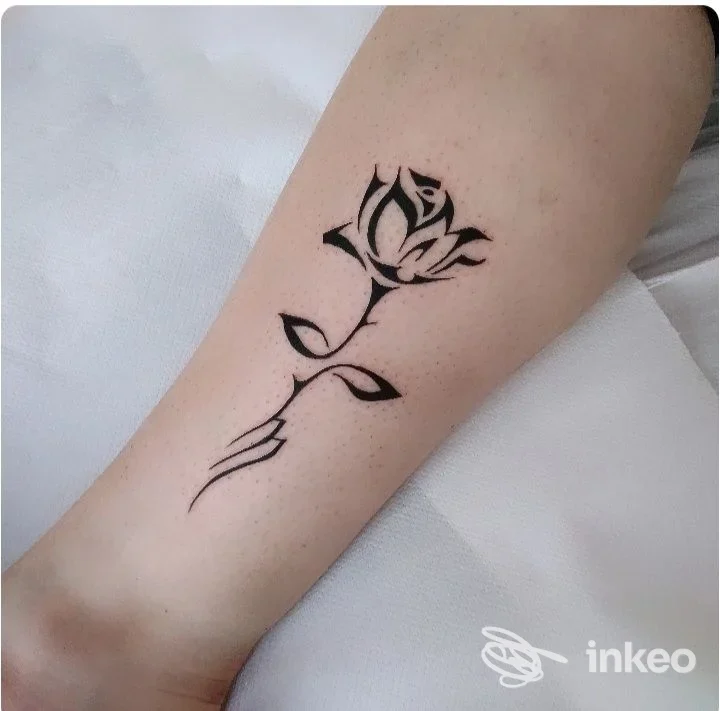Tatuaggio minimal di rosa in nero sull'avambraccio, Kutur tattoo Di Prucher Erika, San Giovanni Valdarno.
