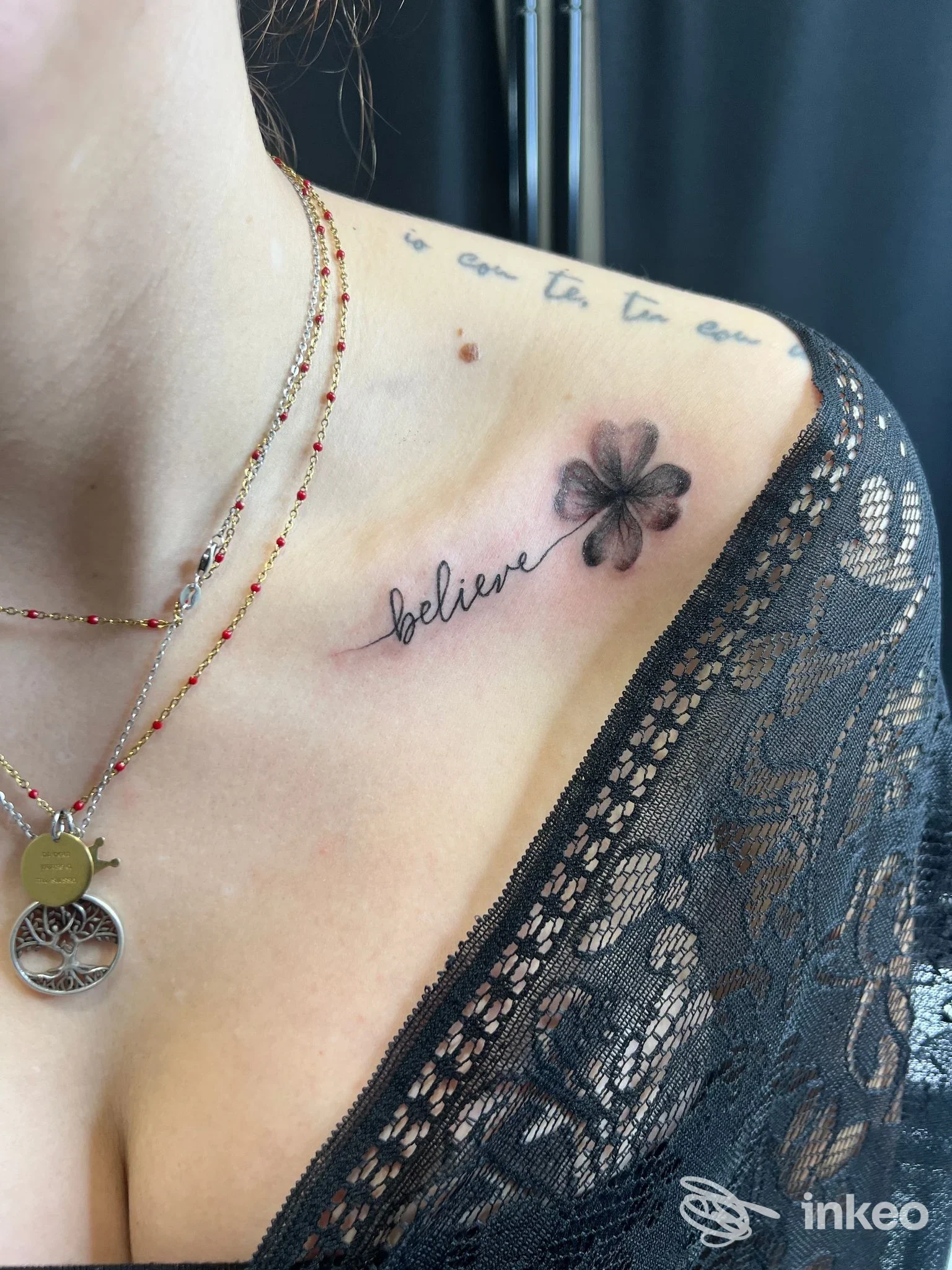 Tatuaggio sullo sterno con quadrifoglio sfumato e scritta "believe", fotografia del lavoro eseguito da Tredici Lune Tattoo Studio a Firenze.