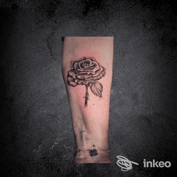 Tatuaggio a rose in stile black and grey sull'avambraccio, foto dallo studio Warriors and Ladies Tattoo a Piano di Conca.