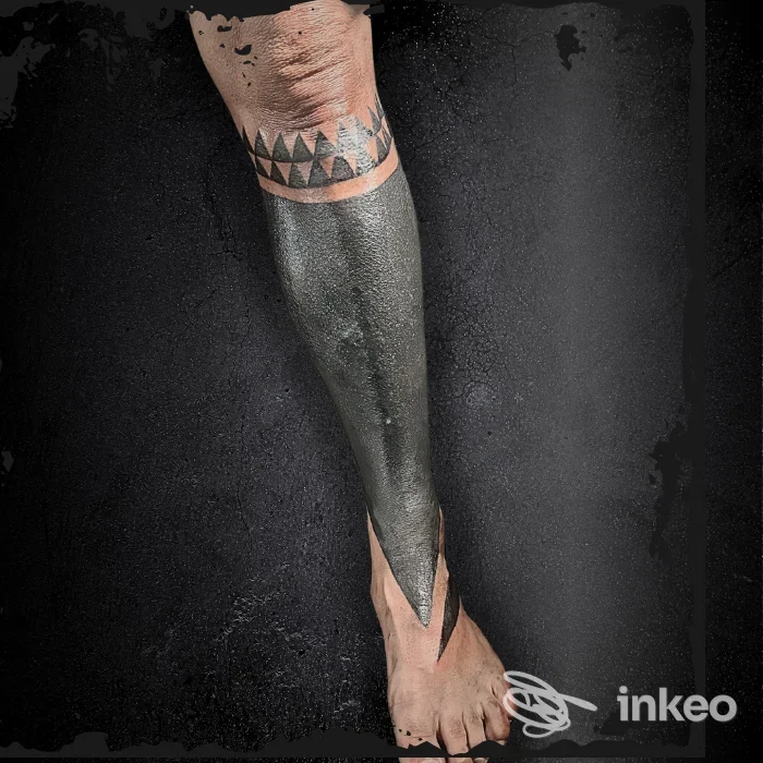 Tattoo blackwork sul polpaccio con motivo a triangoli in alto, Warriors and Ladies Tattoo a Piano di Conca.