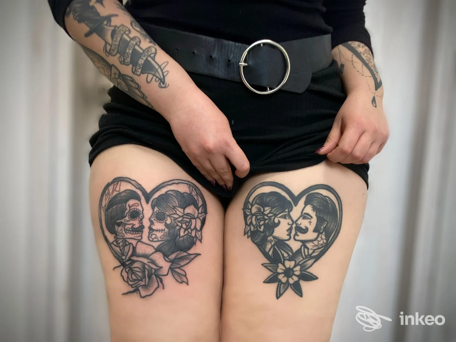 Due grandi tatuaggi in bianco e nero sulle cosce con cuori e coppie stilizzate, Greens Avenue Montevarchi Tattoo & Piercing, Montevarchi.